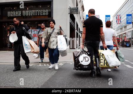 Am 15. Juni 2020 tragen Käufer ihre Taschen entlang der Oxford Street in London, England. Unwesentliche Einzelhandelsgeschäfte in ganz England dürfen heute zum ersten Mal eröffnet werden, seit die Sperre des Coronavirus im März verhängt wurde. Im Zentrum von London waren die Käufer heute Nachmittag in Kraft, mit Schlangen vor vielen Geschäften aufgrund sozialer Distanzierungsanforderungen innerhalb der Geschäfte. (Foto von David Cliff/NurPhoto) Stockfoto