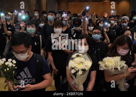 Demonstranten versammeln sich vor der Gedenkstätte in der Admiralität am Standort Marco Leung ist während eines Protests vor einem Jahr am 15. Juni 2020 in Hongkong, China, zu Tode gekommen. (Foto von Yat Kai Yeung/NurPhoto) Stockfoto