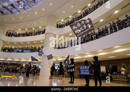 Demonstranten versammeln sich vor der Gedenkstätte in der Admiralität am Standort Marco Leung ist während eines Protests vor einem Jahr am 15. Juni 2020 in Hongkong, China, zu Tode gekommen. (Foto von Yat Kai Yeung/NurPhoto) Stockfoto