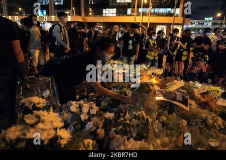 Demonstranten versammeln sich vor der Gedenkstätte in der Admiralität am Standort Marco Leung ist während eines Protests vor einem Jahr am 15. Juni 2020 in Hongkong, China, zu Tode gekommen. (Foto von Yat Kai Yeung/NurPhoto) Stockfoto