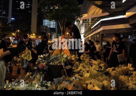 Demonstranten versammeln sich vor der Gedenkstätte in der Admiralität am Standort Marco Leung ist während eines Protests vor einem Jahr am 15. Juni 2020 in Hongkong, China, zu Tode gekommen. (Foto von Yat Kai Yeung/NurPhoto) Stockfoto