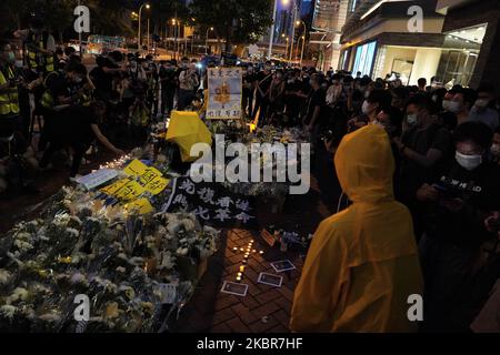 Demonstranten versammeln sich vor der Gedenkstätte in der Admiralität am Standort Marco Leung ist während eines Protests vor einem Jahr am 15. Juni 2020 in Hongkong, China, zu Tode gekommen. (Foto von Yat Kai Yeung/NurPhoto) Stockfoto