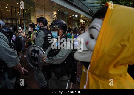 Demonstranten versammeln sich vor der Gedenkstätte in der Admiralität am Standort Marco Leung ist während eines Protests vor einem Jahr am 15. Juni 2020 in Hongkong, China, zu Tode gekommen. (Foto von Yat Kai Yeung/NurPhoto) Stockfoto