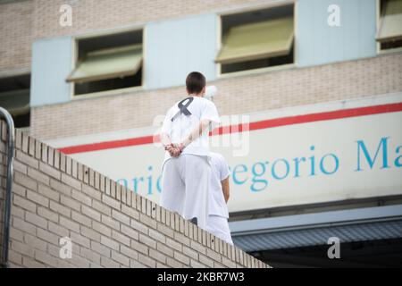 Mitarbeiter des Gesundheitswesens im Krankenhaus Gregorio Marañón in Madrid am 15. Juni 2020 mit einem schwarzen Bogen auf dem Rücken zur Erinnerung an die älteren Menschen, die während der Pandemie Covid-19 getötet wurden (Foto: Jon Imanol Reino/NurPhoto) Stockfoto