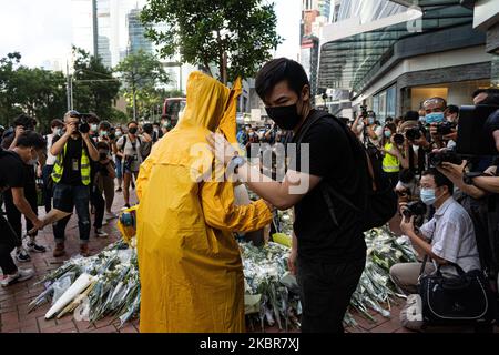 Demonstranten versammeln sich vor der Gedenkstätte in der Admiralität am Standort Marco Leung ist während eines Protests vor einem Jahr am 15. Juni 2020 in Hongkong, China, zu Tode gekommen. (Foto von Yat Kai Yeung/NurPhoto) Stockfoto