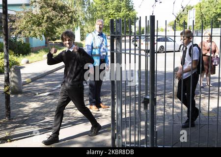 Jahr 10 Schüler betreten das Tor. Die Ortu Gable Hall School in Corringham, Essex, kehrt nach einer langen Pause aufgrund der COVID-19-Pandemie am Dienstag, den 16.. Juni 2020, zurück. (Foto von Jacques Feeney/MI News/NurPhoto) Stockfoto