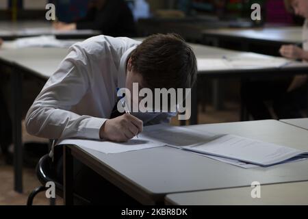 Ein Jahr 10 Schüler schriftlich. Die Ortu Gable Hall School in Corringham, Essex, kehrt nach einer langen Pause aufgrund der COVID-19-Pandemie am Dienstag, den 16.. Juni 2020, zurück. (Foto von Jacques Feeney/MI News/NurPhoto) Stockfoto