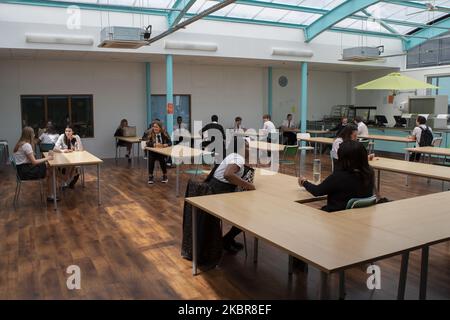 Ein Überblick über die Schüler des Jahres 10, die in der Kantine Pause machen. Die Ortu Gable Hall School in Corringham, Essex, kehrt nach einer langen Pause aufgrund der COVID-19-Pandemie am Dienstag, den 16.. Juni 2020, zurück. (Foto von Jacques Feeney/MI News/NurPhoto) Stockfoto