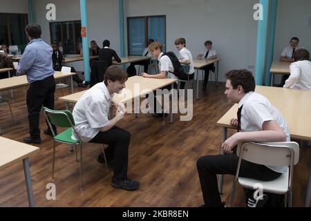 Ein Überblick über die Schüler des Jahres 10, die in der Kantine Pause machen. Die Ortu Gable Hall School in Corringham, Essex, kehrt nach einer langen Pause aufgrund der COVID-19-Pandemie am Dienstag, den 16.. Juni 2020, zurück. (Foto von Jacques Feeney/MI News/NurPhoto) Stockfoto