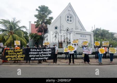 Sri Lanka Frontline Socialist Party, Bürgerrechtler und Gewerkschaftsmitglieder halten Plakate während einer Protestdemonstration in Colombo, Sri Lanka, am 16,2020. Juni. Angeklagte behaupten, dass die Quarantänegesetze der Regierung die demokratische Meinungsfreiheit verletzen. (Foto von Akila Jayawardana/NurPhoto) Stockfoto