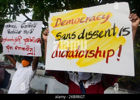 Sri Lanka Frontline Socialist Party, Bürgerrechtler und Gewerkschaftsmitglieder halten Plakate während einer Protestdemonstration in Colombo, Sri Lanka, am 16,2020. Juni. Angeklagte behaupten, dass die Quarantänegesetze der Regierung die demokratische Meinungsfreiheit verletzen. (Foto von Akila Jayawardana/NurPhoto) Stockfoto