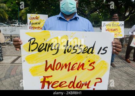 Sri Lanka Frontline Socialist Party, Bürgerrechtler und Gewerkschaftsmitglieder halten Plakate während einer Protestdemonstration in Colombo, Sri Lanka, am 16,2020. Juni. Angeklagte behaupten, dass die Quarantänegesetze der Regierung die demokratische Meinungsfreiheit verletzen. (Foto von Akila Jayawardana/NurPhoto) Stockfoto