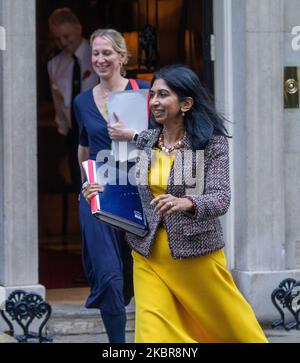 London, England, Großbritannien. 4.. November 2022. Die Staatssekretärin für das Innenministerium, SUELLA BRAVERMAN, verlässt die Downing Street 10. (Bild: © Tayfun Salci/ZUMA Press Wire) Stockfoto