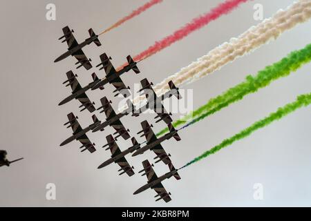 Rom, Italien. 04.. November 2022. Altare della Patria (Rom), 4. November 2022 die Passage der Frecce Tricolori am Himmel von Rom zum Fest der Vereinigung Italiens und der Streitkräfte Altare della Patria (Rom), 4. November, 2022 die Passage der Frecce Tricolori über den Himmel von Rom zum Fest der italienischen Einheit und der Streitkräfte Quelle: Independent Photo Agency/Alamy Live News Stockfoto