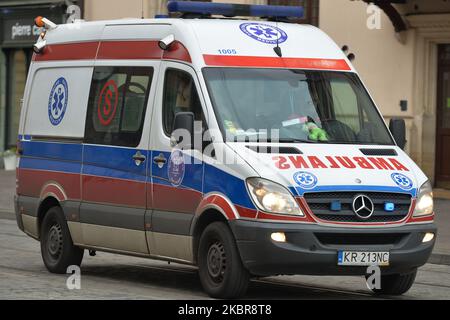 Ein Krankenwagen in der Krakauer Altstadt. Polen hat heute 30.000 Coronavirus-Fälle überwunden. In einem Monat stieg die Gesamtzahl um 10.000 neue Fälle. Polen das Gesundheitsministerium meldete heute 407 neue Fälle und 16 Todesfälle, was die Gesamtzahl auf 30.195 infizierte, 1.272 Todesfälle und 14.654 Genesene ansteigen lässt. Am 16. Juni 2020 in Krakau, Polen. (Foto von Artur Widak/NurPhoto) Stockfoto