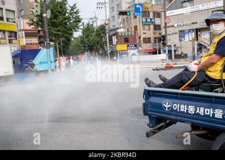 Am 16. Juni 2020 sprühen zwei Arbeiter auf einem Lastwagen Desinfektionsmittel auf die Straßen in der Innenstadt in Seoul, Südkorea. (Foto von Chris Jung/NurPhoto) Stockfoto