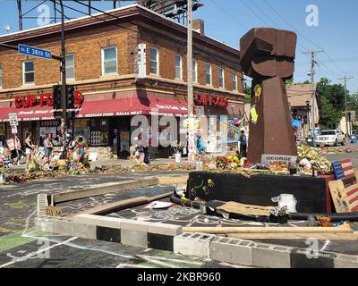 Eine allgemeine Ansicht des George Floyd Gedächtnisses in Minneapolis, Vereinigte Staaten, am 16. Juni 2020. Minneapolis-Beamte sagen, dass das Denkmal an der Kreuzung dauerhaft werden könnte, wo der Polizeimord an George Floyd Wochen globaler Unruhen ausgelöst hat. Dies kommt, als der Nachbarschaftsmarkt Cup Foods am Montag in der 38. Street und der Chicago Avenue nach wochenlangen Protesten und Trauer vor dem Laden wiedereröffnet wurde. (Foto von Karla Ann Cote/NurPhoto) Stockfoto