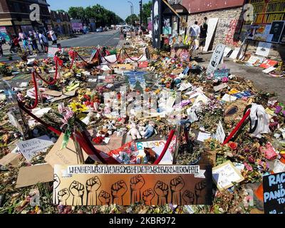 Eine allgemeine Ansicht des George Floyd Gedächtnisses in Minneapolis, Vereinigte Staaten, am 16. Juni 2020. Minneapolis-Beamte sagen, dass das Denkmal an der Kreuzung dauerhaft werden könnte, wo der Polizeimord an George Floyd Wochen globaler Unruhen ausgelöst hat. Dies kommt, als der Nachbarschaftsmarkt Cup Foods am Montag in der 38. Street und der Chicago Avenue nach wochenlangen Protesten und Trauer vor dem Laden wiedereröffnet wurde. (Foto von Karla Ann Cote/NurPhoto) Stockfoto