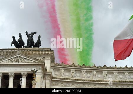 Rom, Italien. 04.. November 2022. Altare della Patria (Rom), 4. November 2022 die Passage der Frecce Tricolori am Himmel von Rom zum Fest der Vereinigung Italiens und der Streitkräfte Altare della Patria (Rom), 4. November, 2022 die Passage der Frecce Tricolori über den Himmel von Rom zum Fest der italienischen Einheit und der Streitkräfte Quelle: Independent Photo Agency/Alamy Live News Stockfoto