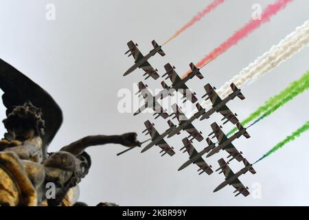 Rom, Italien. 04.. November 2022. Altare della Patria (Rom), 4. November 2022 die Passage der Frecce Tricolori am Himmel von Rom zum Fest der Vereinigung Italiens und der Streitkräfte Altare della Patria (Rom), 4. November, 2022 die Passage der Frecce Tricolori über den Himmel von Rom zum Fest der italienischen Einheit und der Streitkräfte Quelle: Independent Photo Agency/Alamy Live News Stockfoto