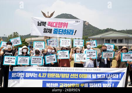 Mitglieder von Peace One Korea rufen während einer Demonstration gegen die südkoreanische Politik gegenüber Nordkorea am 17. Juni 2020 vor dem Cheongwadae (Blaues Haus) in Seoul, Südkorea, Slogans aus. Die Spannungen zwischen Süd- und Nordkorea sind gestiegen, nachdem Pjöngjang am 16. Juni das gemeinsame Verbindungsbüro in Kaesong in die Luft gesprengt hat. (Foto von Chris Jung/NurPhoto) Stockfoto
