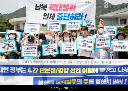 Mitglieder von Peace One Korea rufen während einer Demonstration gegen die südkoreanische Politik gegenüber Nordkorea am 17. Juni 2020 vor dem Cheongwadae (Blaues Haus) in Seoul, Südkorea, Slogans aus. Die Spannungen zwischen Süd- und Nordkorea sind gestiegen, nachdem Pjöngjang am 16. Juni das gemeinsame Verbindungsbüro in Kaesong in die Luft gesprengt hat. (Foto von Chris Jung/NurPhoto) Stockfoto