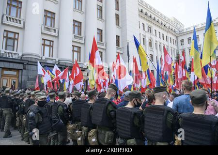 Kundgebung der Anhänger des prorussischen Bloggers Anatoliy Shariy in der Nähe des Büros des Präsidenten der Ukraine. Kiew, Ukraine. 17. Juni 2020 (Foto von Maxym Marusenko/NurPhoto) Stockfoto