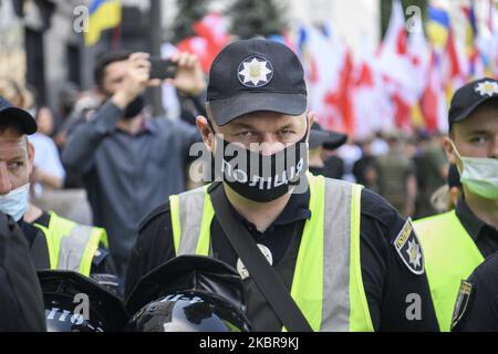 Die Polizei teilt Anhänger und Gegner des prorussischen Bloggers Anatoliy Shariy in der Nähe des Büros des Präsidenten der Ukraine. Kiew, Ukraine. 17. Juni 2020 (Foto von Maxym Marusenko/NurPhoto) Stockfoto