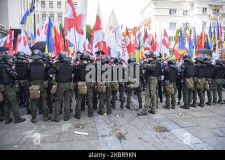 Die Polizei teilt Anhänger und Gegner des prorussischen Bloggers Anatoliy Shariy in der Nähe des Büros des Präsidenten der Ukraine. Kiew, Ukraine. 17. Juni 2020 (Foto von Maxym Marusenko/NurPhoto) Stockfoto