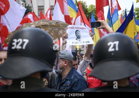 Kundgebung der Anhänger des prorussischen Bloggers Anatoliy Shariy in der Nähe des Büros des Präsidenten der Ukraine. Kiew, Ukraine. 17. Juni 2020 (Foto von Maxym Marusenko/NurPhoto) Stockfoto