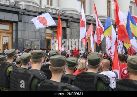 Kundgebung der Anhänger des prorussischen Bloggers Anatoliy Shariy in der Nähe des Büros des Präsidenten der Ukraine. Kiew, Ukraine. 17. Juni 2020 (Foto von Maxym Marusenko/NurPhoto) Stockfoto