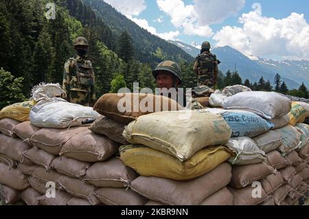 Soldaten der indischen Grenzschutztruppe hielten am 17. Juni 2020 eine Mahnwache in der Nähe eines Militärbunkers entlang der Nationalstraße Srinagar-Leh.mindestens 20 indische Soldaten wurden bei einem gewaltsamen Zusammenstoß mit chinesischen Truppen in einem umstrittenen Grenzgebiet getötet. (Foto von Faisal Khan/NurPhoto) Stockfoto