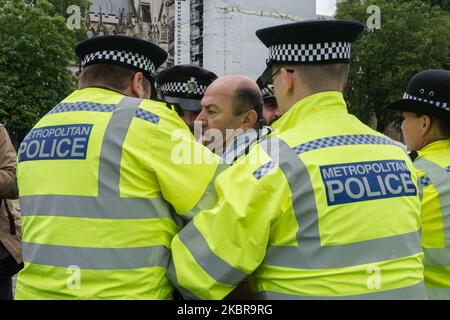 Polizeibeamte verhaften einen pro-kurdischen und anti-Erdogan-Demonstranten in der Nähe des Parlaments, nachdem er vor dem Auto mit dem britischen Premierminister Boris Johnson lief, der nach der Fragestunde der Premierministerin in die Downing Street abfuhr, Das Fahrzeug muss anhalten und anschließend am 17. Juni 2020 in London, England, von hinten vom nächsten Fahrzeug im Konvoi getroffen werden. (Foto von Wiktor Szymanowicz/NurPhoto) Stockfoto