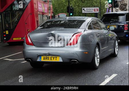 Das Auto, das normalerweise den britischen Premierminister Boris Johnson trug, erlitt eine große Beule im Rücken, als ein pro-kurdischer Protestler vor dem Auto rannte, als es das Parlamentsgebäude verließ, nachdem es wegen der Fragestunde der Premierministerin zum Stillstand gezwungen wurde und anschließend vom nächsten Fahrzeug von hinten getroffen wurde Im Konvoi am 17. Juni 2020 in London, England. (Foto von Wiktor Szymanowicz/NurPhoto) Stockfoto