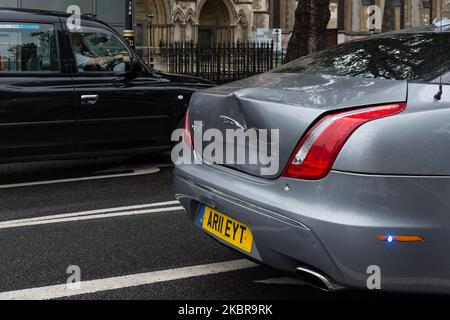 Das Auto, das normalerweise den britischen Premierminister Boris Johnson trug, erlitt eine große Beule im Rücken, als ein pro-kurdischer Protestler vor dem Auto rannte, als es das Parlamentsgebäude verließ, nachdem es wegen der Fragestunde der Premierministerin zum Stillstand gezwungen wurde und anschließend vom nächsten Fahrzeug von hinten getroffen wurde Im Konvoi am 17. Juni 2020 in London, England. (Foto von Wiktor Szymanowicz/NurPhoto) Stockfoto