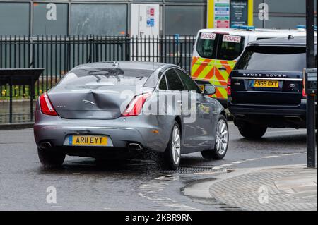 Das Auto, das normalerweise den britischen Premierminister Boris Johnson trug, erlitt eine große Beule im Rücken, als ein pro-kurdischer Protestler vor dem Auto rannte, als es das Parlamentsgebäude verließ, nachdem es wegen der Fragestunde der Premierministerin zum Stillstand gezwungen wurde und anschließend vom nächsten Fahrzeug von hinten getroffen wurde Im Konvoi am 17. Juni 2020 in London, England. (Foto von Wiktor Szymanowicz/NurPhoto) Stockfoto