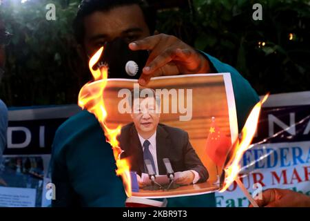 Alle Mitarbeiter der indischen Minderheitenföderation und supportersÂ Â brennen Fotos des chinesischen Präsidenten Xi Jinping während eines Protestes gegen die chinesische Regierung in Kalkutta, Indien, am 17. Juni 2020. Als einige Ausführer Rache forderten, schwieg die indische Regierung am Mittwoch über die Folgen der Zusammenstöße mit der chinesischen Armee in einem umstrittenen Grenzgebiet im hohen Himalaya, die laut Angaben der indischen Armee 20 Soldaten das Leben gekostet haben. Eine offizielle Zeitung der Kommunistischen Partei sagte, dass der Zusammenstoß stattgefunden habe, weil Indien die Stärke und die Bereitschaft der chinesischen Armee falsch beurteilt habe, darauf zu reagieren. (Foto von Debajyoti Chakraborty/NurP Stockfoto