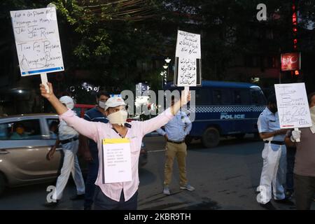 Alle Mitarbeiter der indischen Minderheitenföderation und supportersÂ Â bei dem Protest gegen die chinesische Regierung in Kalkutta, Indien, am 17. Juni 2020. Als einige Ausführer Rache forderten, schwieg die indische Regierung am Mittwoch über die Folgen der Zusammenstöße mit der chinesischen Armee in einem umstrittenen Grenzgebiet im hohen Himalaya, die laut Angaben der indischen Armee 20 Soldaten das Leben gekostet haben. Eine offizielle Zeitung der Kommunistischen Partei sagte, dass der Zusammenstoß stattgefunden habe, weil Indien die Stärke und die Bereitschaft der chinesischen Armee falsch beurteilt habe, darauf zu reagieren. (Foto von Debajyoti Chakraborty/NurPhoto) Stockfoto