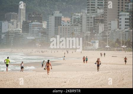 Badegäste werden am 17. Juni 2020 am Strand von Ipanema in der südlichen Zone der Stadt Rio de Janeiro, Brasilien, gesehen. Die lokalen Behörden beginnen die zweite der sechs Schritte der Quarantäneerleichterungen, in denen einige Dienste und Aktivitäten zurückkehren können, während sie als Einschränkungen der sozialen Distanz arbeiten. (Foto von Allan Carvalho/NurPhoto) Stockfoto