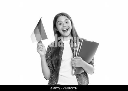 Überraschendes Kind hält deutsche Flagge und Schulkopiebuch für das Studium isoliert auf weißer, deutscher Sprache Stockfoto