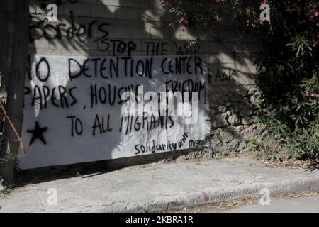 Protest vor dem Lager von Elaiona in Athen, Griechenland, am 17. Juni 2020. Die anerkannten Flüchtlinge, die sie vor einigen Tagen aus Moria, Lesbos, kamen, wurden nun mit Polizeigewalt vom Victoria-Platz im Zentrum Athens in das Lager Elaionas verlegt. (Foto von Konstantinos Zilos/NurPhoto) Stockfoto