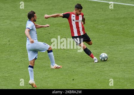 Yuri Berchiche von Athletic schießt beim Liga-Spiel zwischen Athletic Club und Club Atletico de Madrid am 15. März 2020 in Bilbao, Spanien, auf das Tor. (Foto von Jose Breton/Pics Action/NurPhoto) Stockfoto