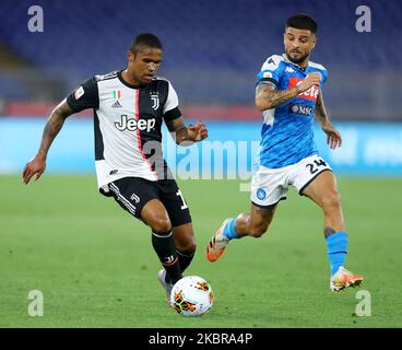 Douglas Costa aus Juventus und Lorenzo Insigne aus Neapel während des Coca Cola italienischen Cup-Finalspiels SSC Napoli gegen FC Juventus am 17. Juni 2020 im Olimpico-Stadion in Rom, Italien (Foto: Matteo Ciambelli/NurPhoto) Stockfoto