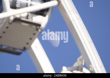 Am 31. Mai 2020 wird in Danzig, Polen, durch ein Riesenrad ein wachender, wuchtiger Mond gesehen. (Foto von Jaap Arriens/NurPhoto) Stockfoto