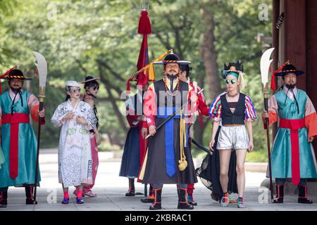 Die Ambiguus Dance Company erstellt ein Werbevideo von Seoul City vor dem Haupttor des Deoksugung Palace, das derzeit aufgrund des Covid-19 (Coronavirus) am 16. Juni 2020 in Seoul, Südkorea, nicht der Öffentlichkeit zugänglich gemacht wird. (Foto von Chris Jung/NurPhoto) Stockfoto
