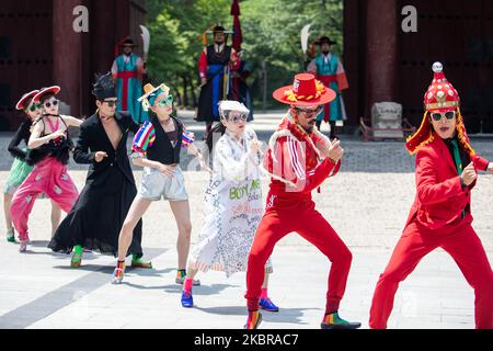 Die Ambiguus Dance Company filmt ein Werbevideo von Seoul City vor dem Haupttor des Deoksugung Palace, das derzeit aufgrund des Covid-19(Coronavirus) am 16. Juni 2020 in Seoul, Südkorea, nicht der Öffentlichkeit zugänglich gemacht wird. (Foto von Chris Jung/NurPhoto) Stockfoto