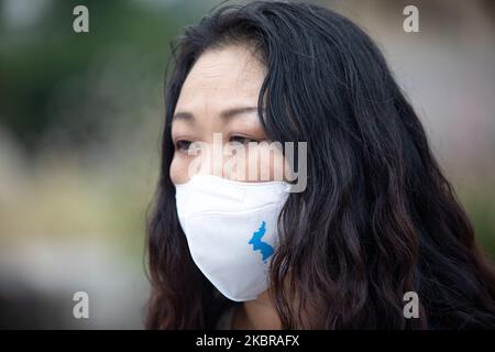 Ein südkoreanischer Protestler trägt eine Maske mit einer Flagge auf der koreanischen Halbinsel während einer Demonstration gegen Südkorea und die US-Politik gegenüber Nordkorea am 18. Juni 2020 vor dem Cheongwadae (Blaues Haus) in Seoul, Südkorea. 171 Gruppen solidarisieren sich mit der Demonstration. Nordkorea sprengte am 16. Juni das interkoreanische Verbindungsbüro in Kaesong, Nordkorea. (Foto von Chris Jung/NurPhoto) Stockfoto