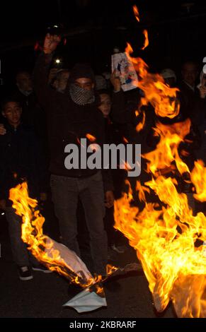 Während einer massiven Demonstration in Athen, Griechenland, am 8. Dezember 2017 gegen Trumps Entscheidung, Jerusalem als ''Hauptstadt Israels'' anzuerkennen, verbrannte ein Protestler eine US-Flagge. Palästinenser jeden Alters, Männer, Frauen und Kinder, sprangen mit Spruchbändern, palästinensischen Fahnen und improvisierten Plakaten zur US-Botschaft und verurteilten den zionistischen Killerstaat Israel und die Vereinigten Staaten. An ihrer Seite wurden Tausende von Unterstützern gefunden, die Slogans wie ''Palestine Liberation'', ''Es gibt keinen Frieden ohne Gerechtigkeit, Hände weg von Palästina'', erschütterten. Die Demonstranten schlossen sich ihren Stimmen an Stockfoto
