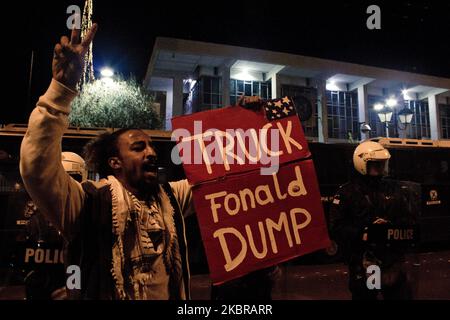 Massive Demonstration in Athen, Griechenland, am 8. Dezember 2017 gegen Trumps Entscheidung, Jerusalem als ''Hauptstadt Israels'' anzuerkennen. Palästinenser jeden Alters, Männer, Frauen und Kinder, sprangen mit Spruchbändern, palästinensischen Fahnen und improvisierten Plakaten zur US-Botschaft und verurteilten den zionistischen Killerstaat Israel und die Vereinigten Staaten. An ihrer Seite wurden Tausende von Unterstützern gefunden, die Slogans wie ''Palestine Liberation'', ''Es gibt keinen Frieden ohne Gerechtigkeit, Hände weg von Palästina'', erschütterten. Die Demonstranten schlossen sich den Palästinensern im Gazastreifen und dem We an Stockfoto