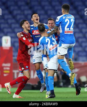 Alex Meret aus Neapel feiert mit Arkadiusz Milik, Eljif Elmas, Elseid Hysaj und Giovanni Di Lorenzo nach den Strafen, die am Ende des Coca Cola-Finalspiels SSC Napoli gegen FC Juventus am 17. Juni 2020 im Olimpico-Stadion in Rom, Italien, verhängt wurden (Foto von Matteo Ciambelli/NurPhoto) Stockfoto